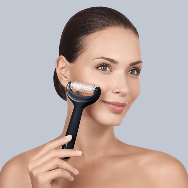 Електронний ролер для обличчя та тіла з мікроголками GESKE MicroNeedle Face&Body Roller 8в1 black HB0201 фото